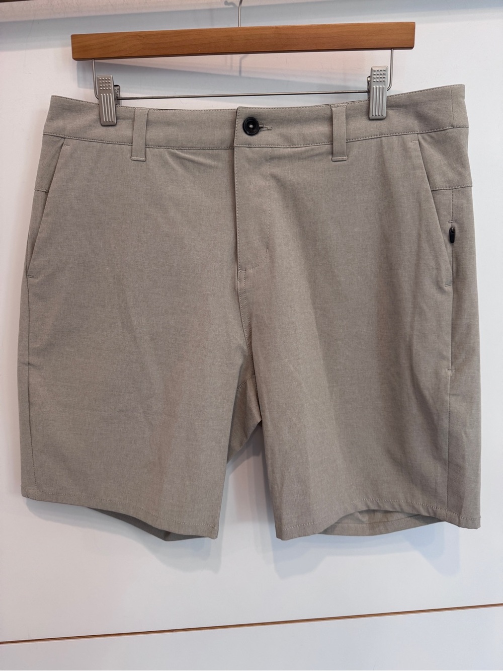 Vuori Meta Short 8” Inseam in Truffle Size 32